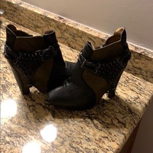 Platform harness boots